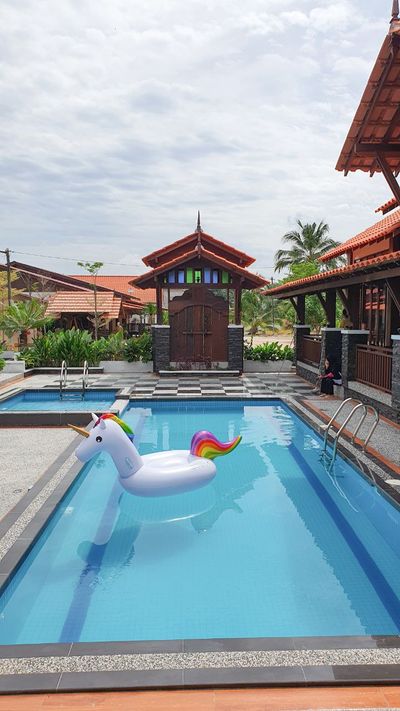 Pelampung di permukaan kolam menghadap pintu gerbang kayu.