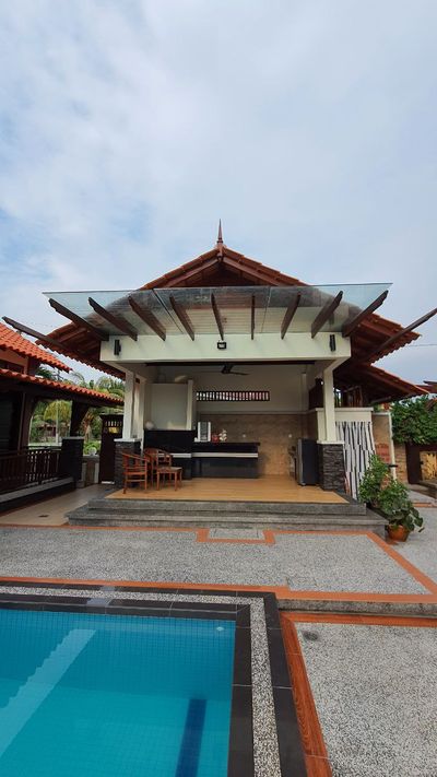 Ruang masak terbuka berbumbung kayu menghadap halaman.