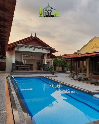 Wakaf terbuka dan kolam ketika cahaya senja.