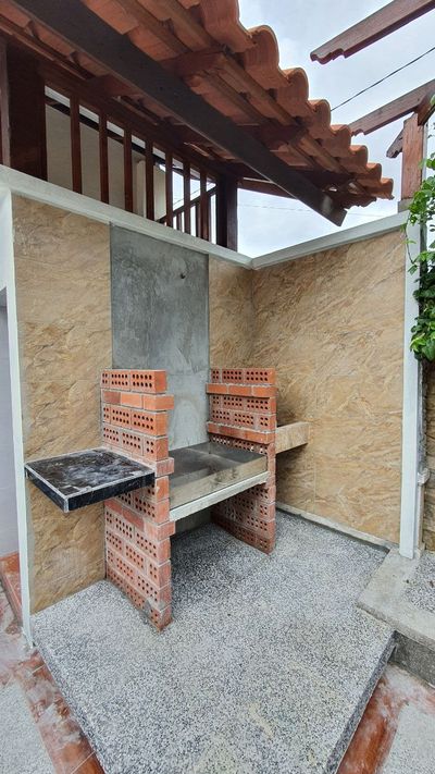 Panggangan bata di sudut dinding batu.
