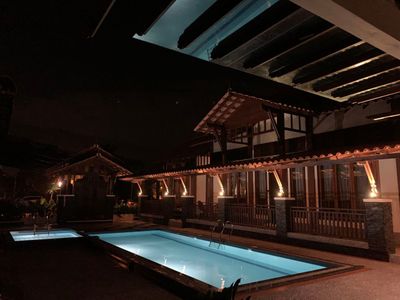 Kolam dan anjung diterangi lampu pada waktu malam