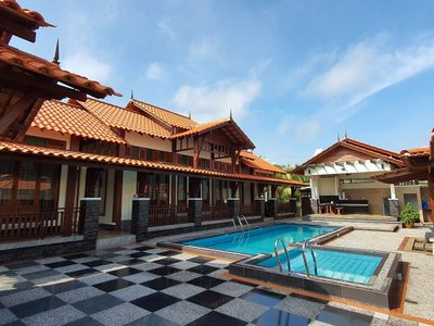 Bumbung berlapis dan anjung kayu di sisi kolam Anjung Dahlia